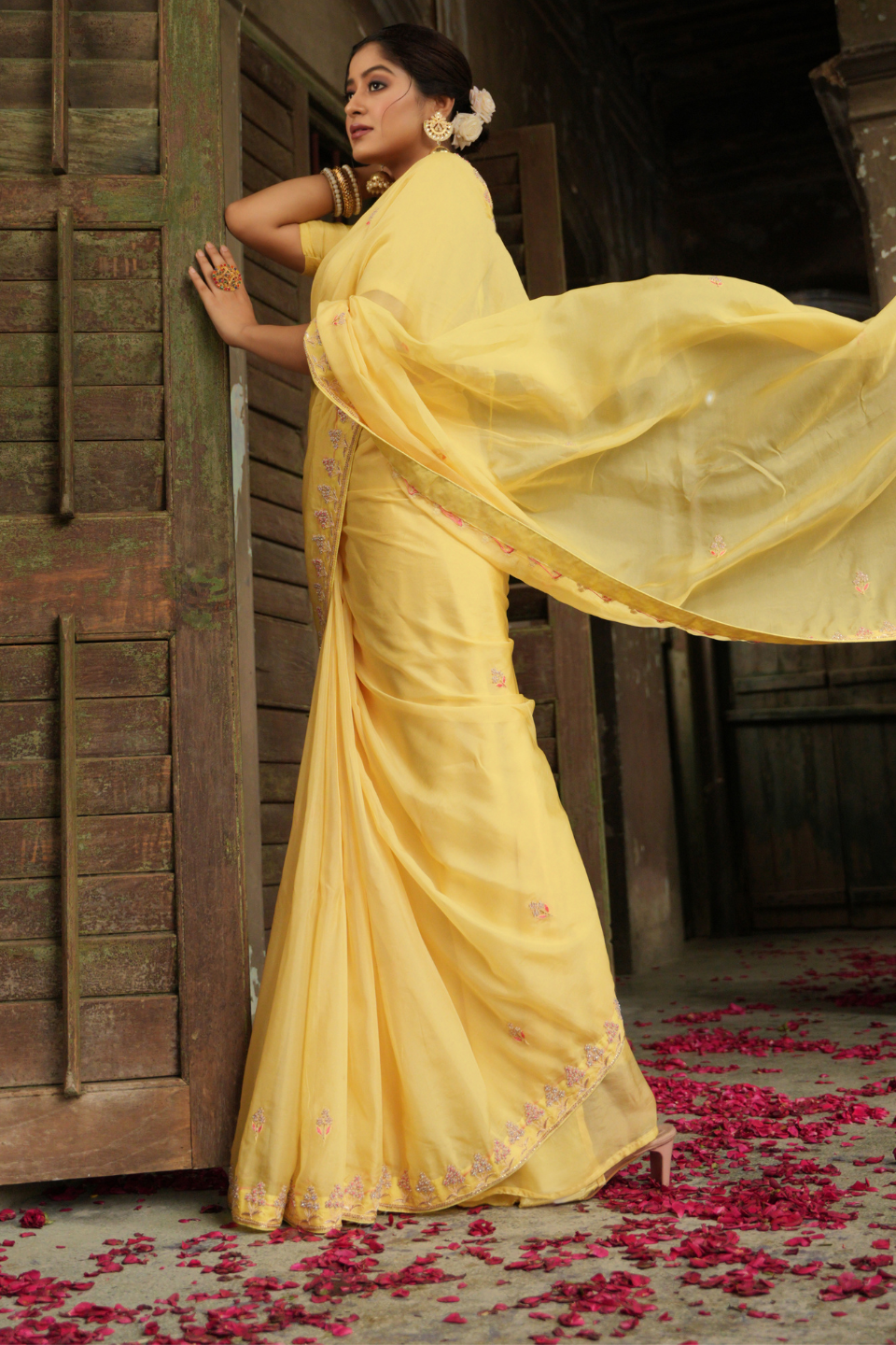 Sunlit Grace: Lemon Yellow Organza Saree with Alluring Buti & Nine Yard Embellishments