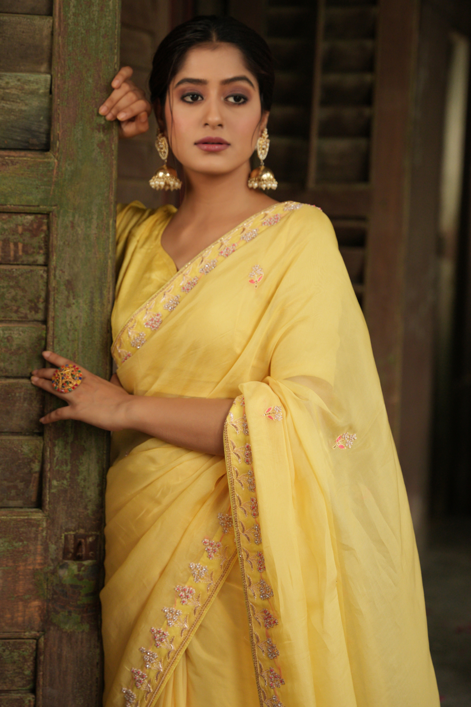 Sunlit Grace: Lemon Yellow Organza Saree with Alluring Buti & Nine Yard Embellishments